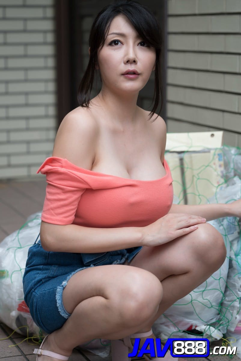 日本女孩中马亚津在自家门口被一名男子拽进屋内强行发生关系
