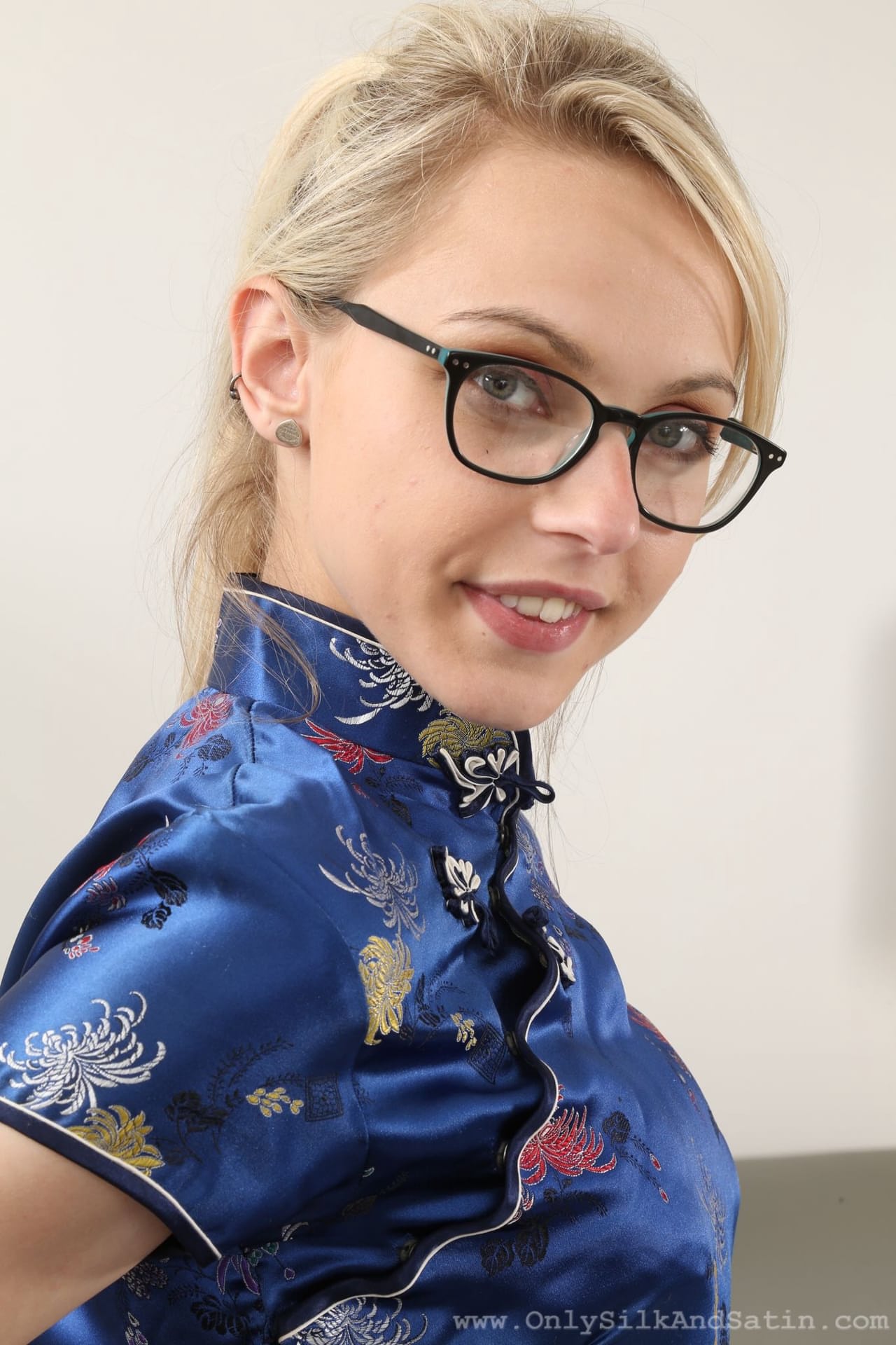 金发美女克洛伊-托伊（Chloe Toy）脱掉衣服，露出奶子和下体