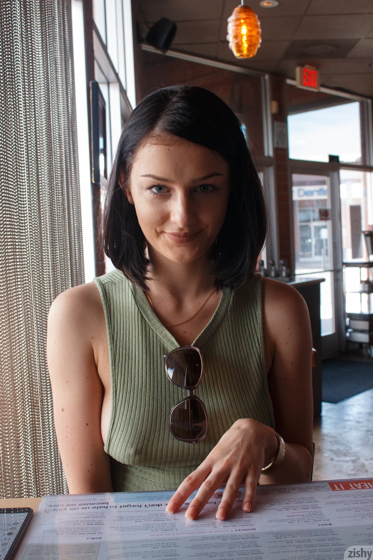 火辣美女 Tracy Maura 在公共场合大秀美乳和吊带裙