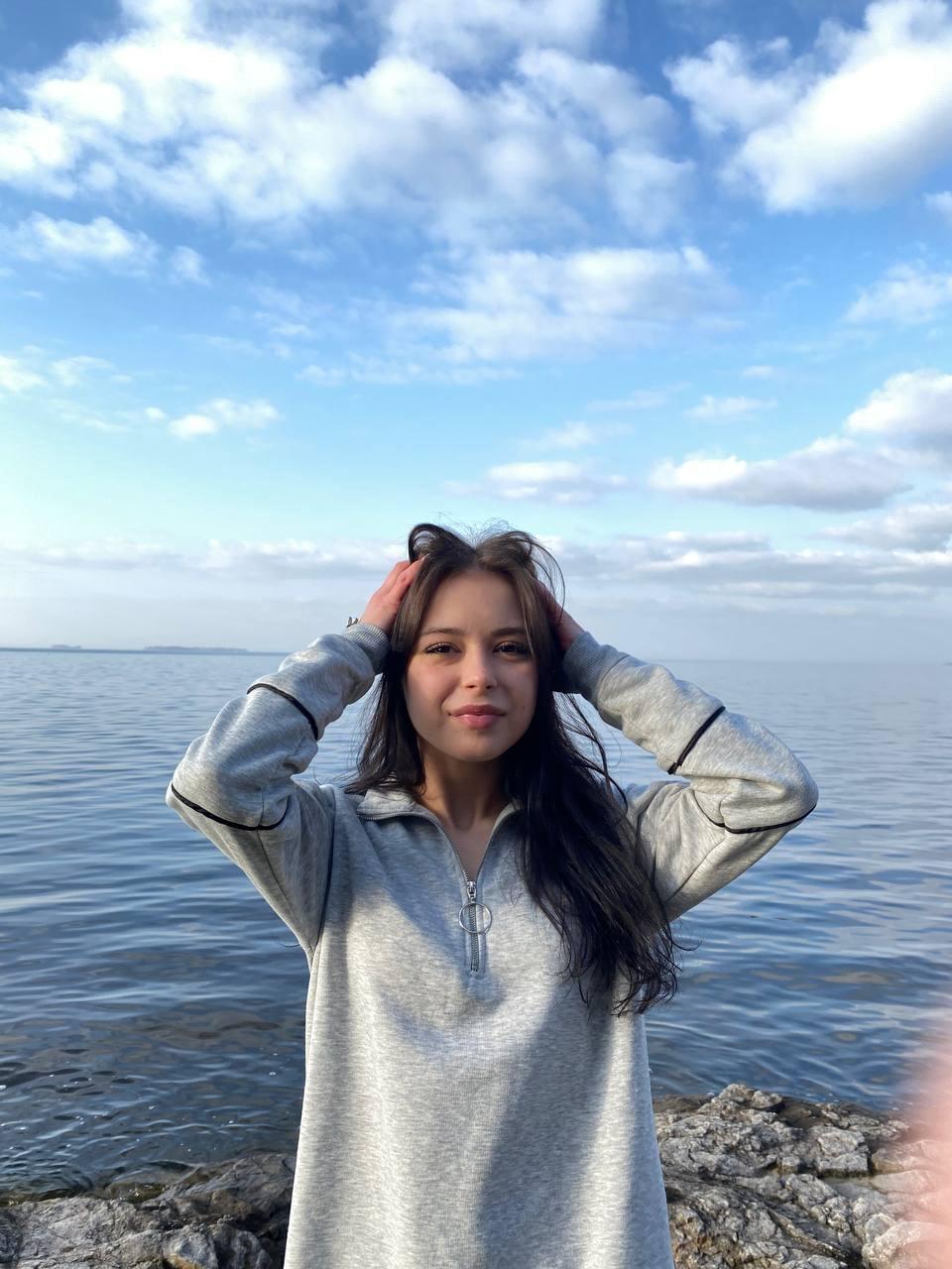黑发美少女莫莉-罗换上星期三亚当斯造型