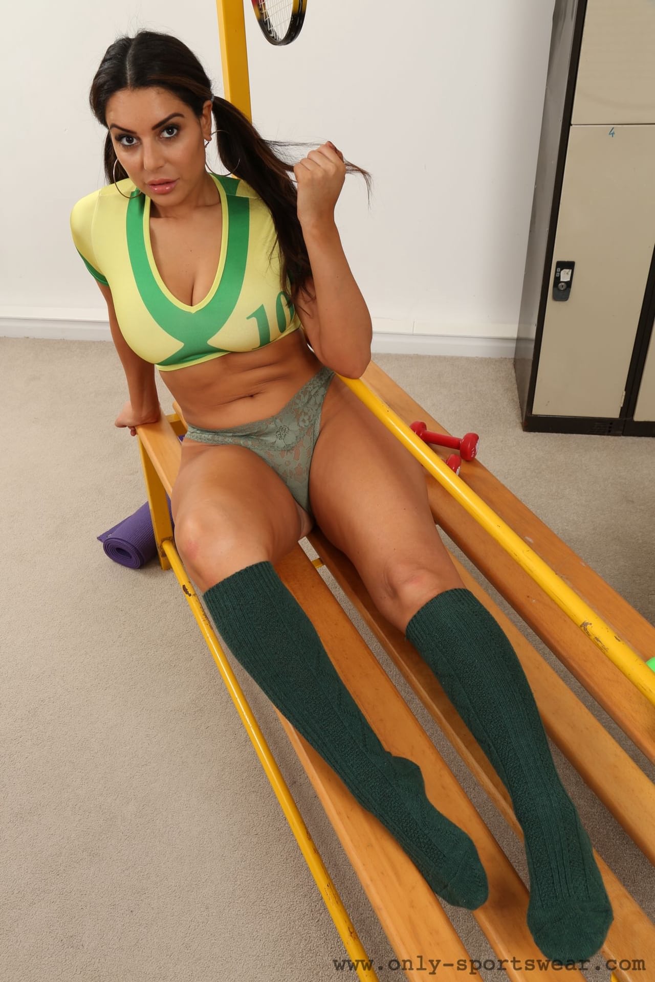 曲线美女 Charley S 脱下巴西球衣，用巨大的乳房进行挑逗