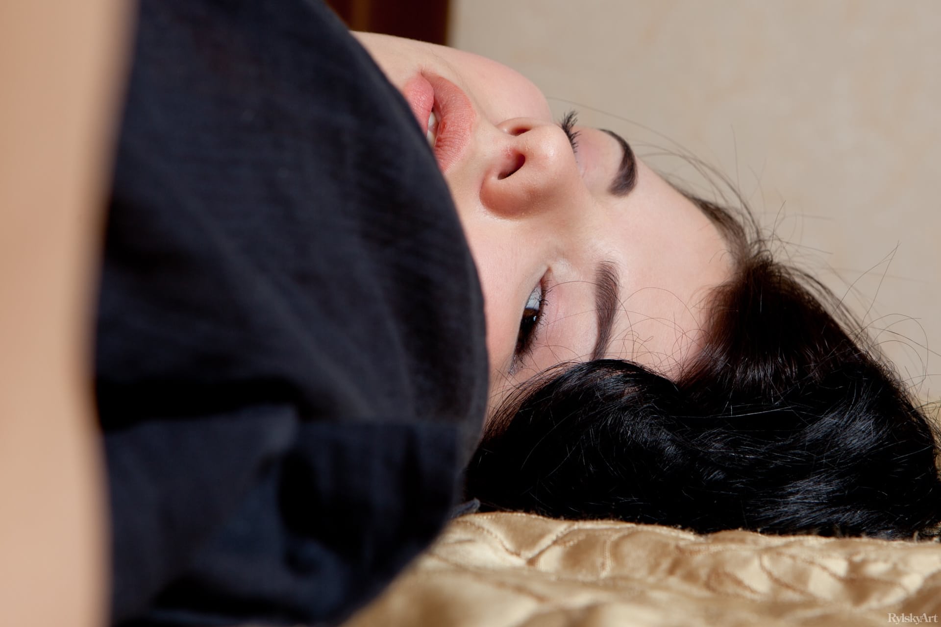 小奶子胖宝贝德博拉在床上炫耀她多汁的阴道