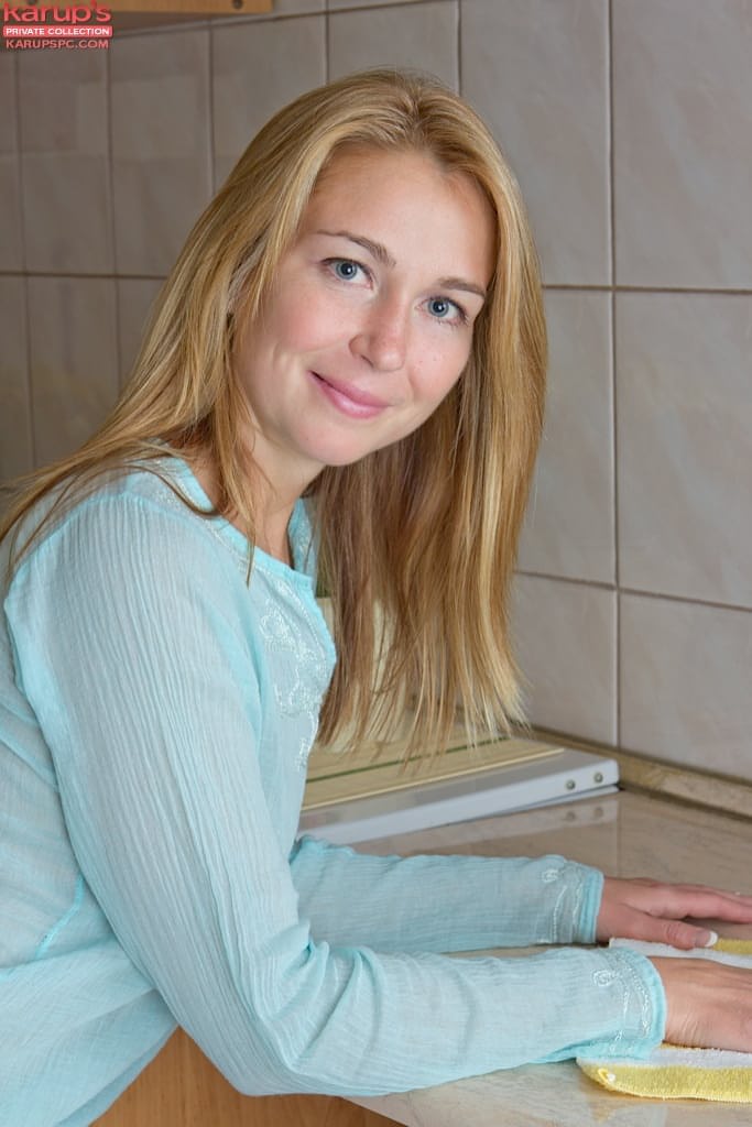 长满阴毛的狐媚 MILF 娜塔莉亚-格兰德（Natalia Grand）脱衣并用手指抚摸阴户