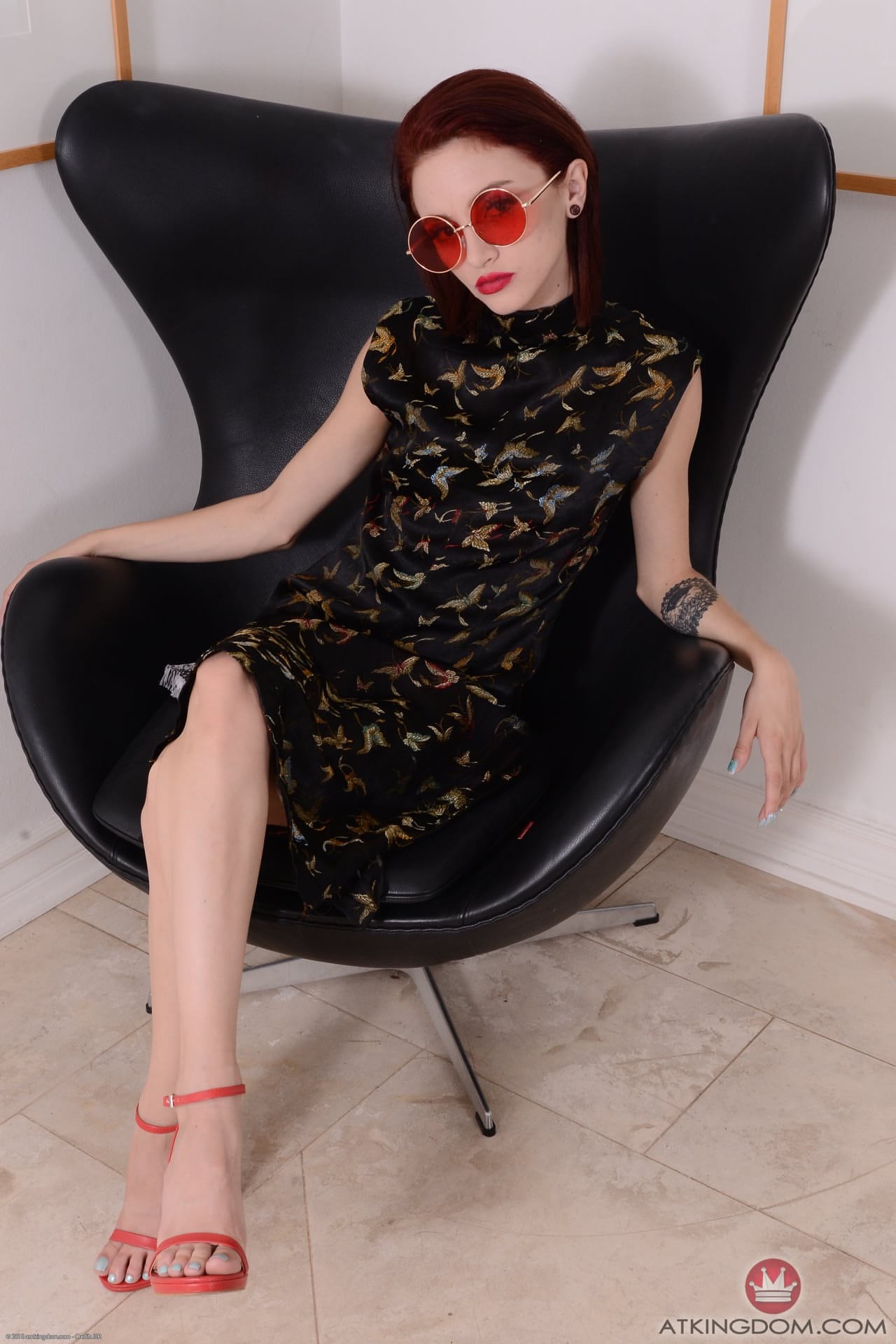 可爱少女罗拉-法伊（Lola Fae）展示她苗条的裸体，张开修剪过的阴部