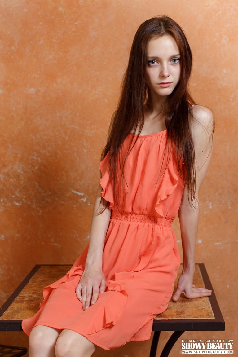 非常瘦的女孩拉帕脱掉衣服，露出她那瘦小的屁股和阴部