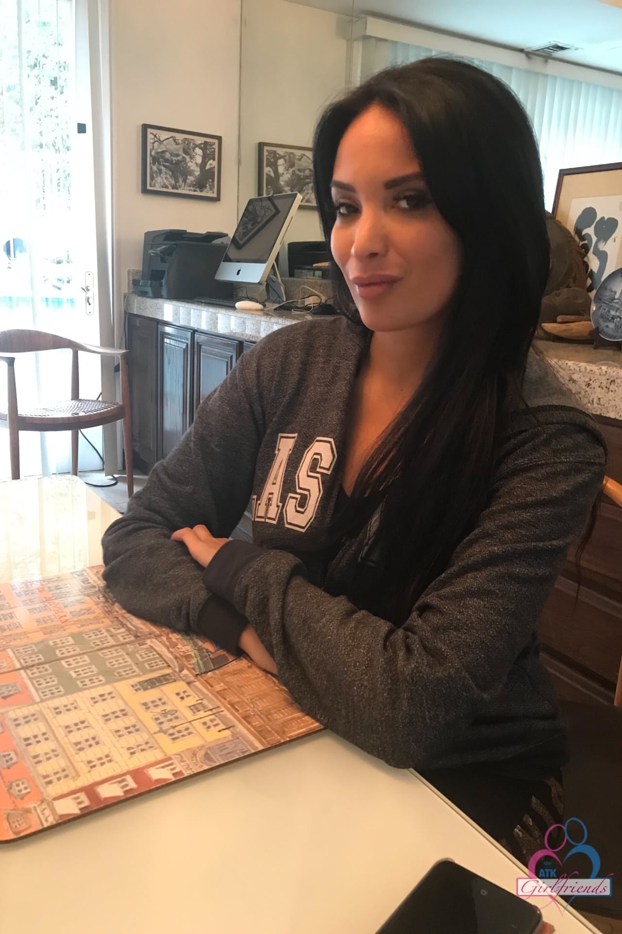 业余女友安妮莎-凯特（Anissa Kate）在独唱中展示她多汁的胸部和美味的乳房