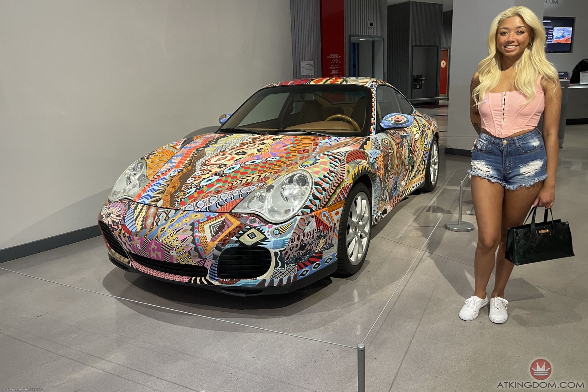 娇小的亚洲美女吉娅-迪贝拉（Gia Dibella）近距离展示她浑圆的臀部和肉感十足的阴部