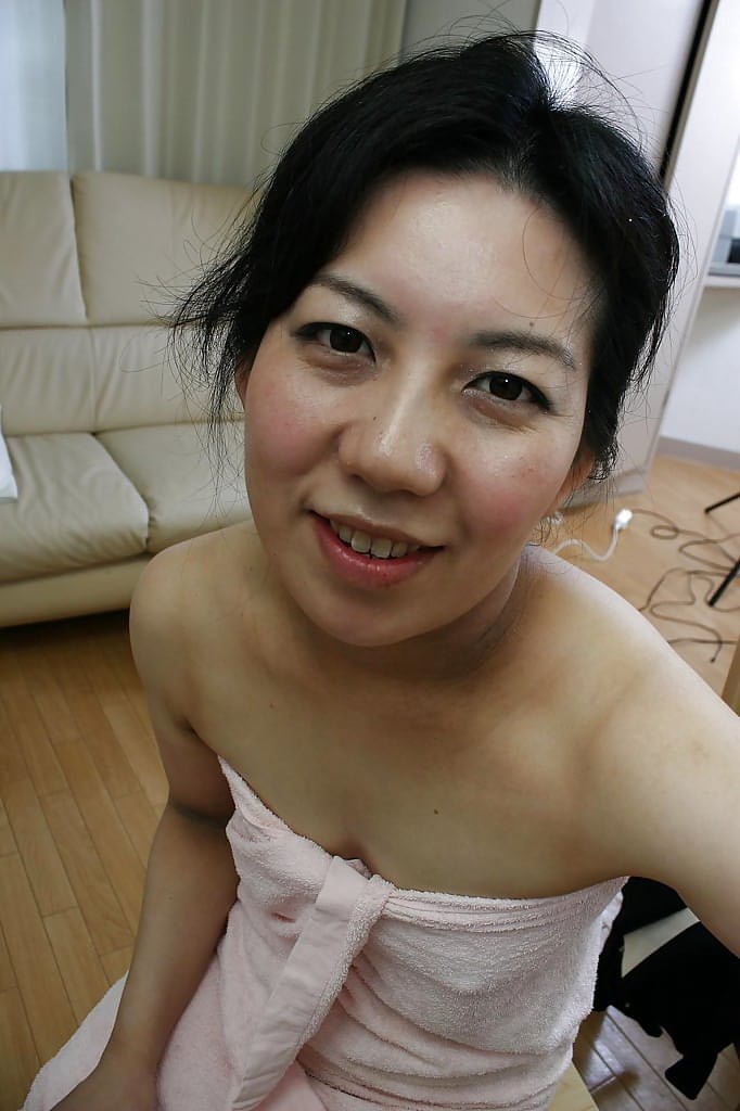 淫荡的亚洲熟女浴后玩弄阴部