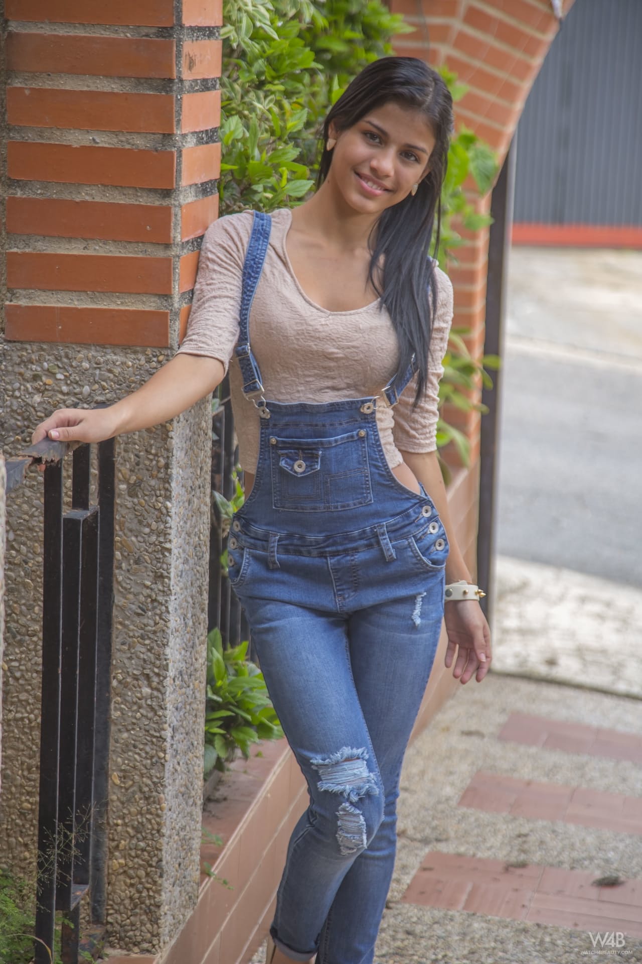 拉丁甜美少女 Denisse Gomez 穿着牛仔裤展示迷人身材
