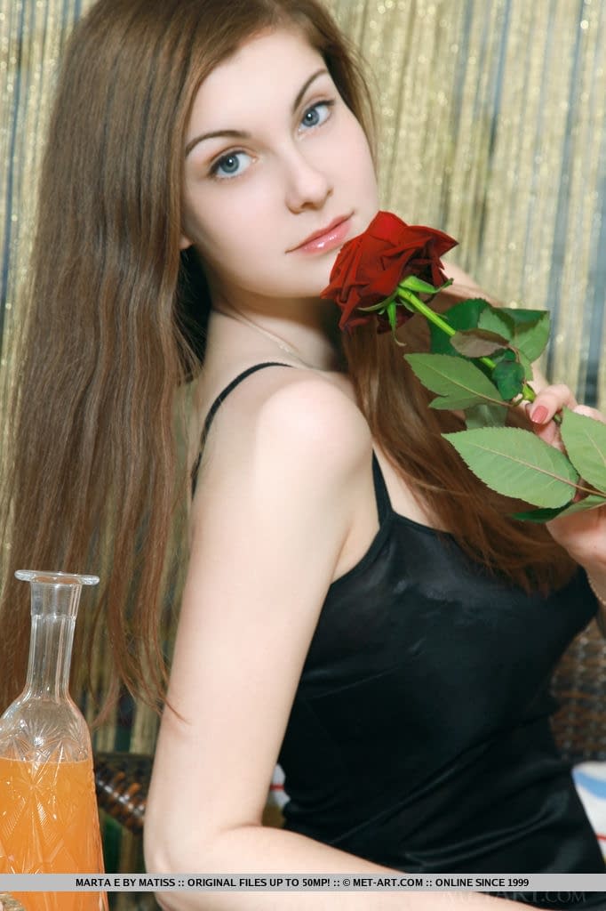 迷人的欧洲少女Marta E揭示了完整的全天然少女的乳房