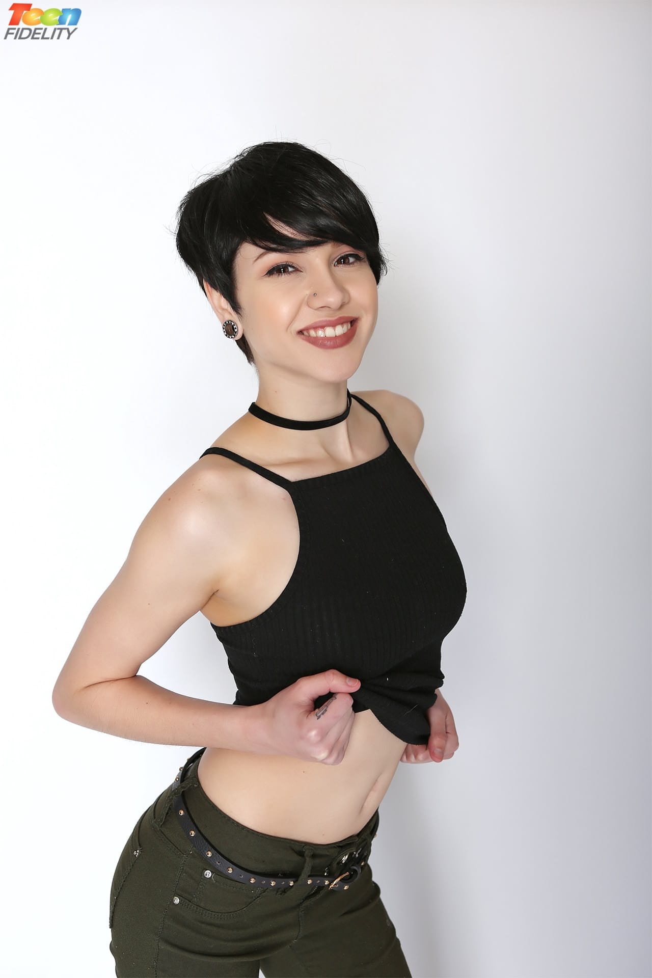 短发辣妹 Cadey Mercury 在单人撩拨中露出小乳房