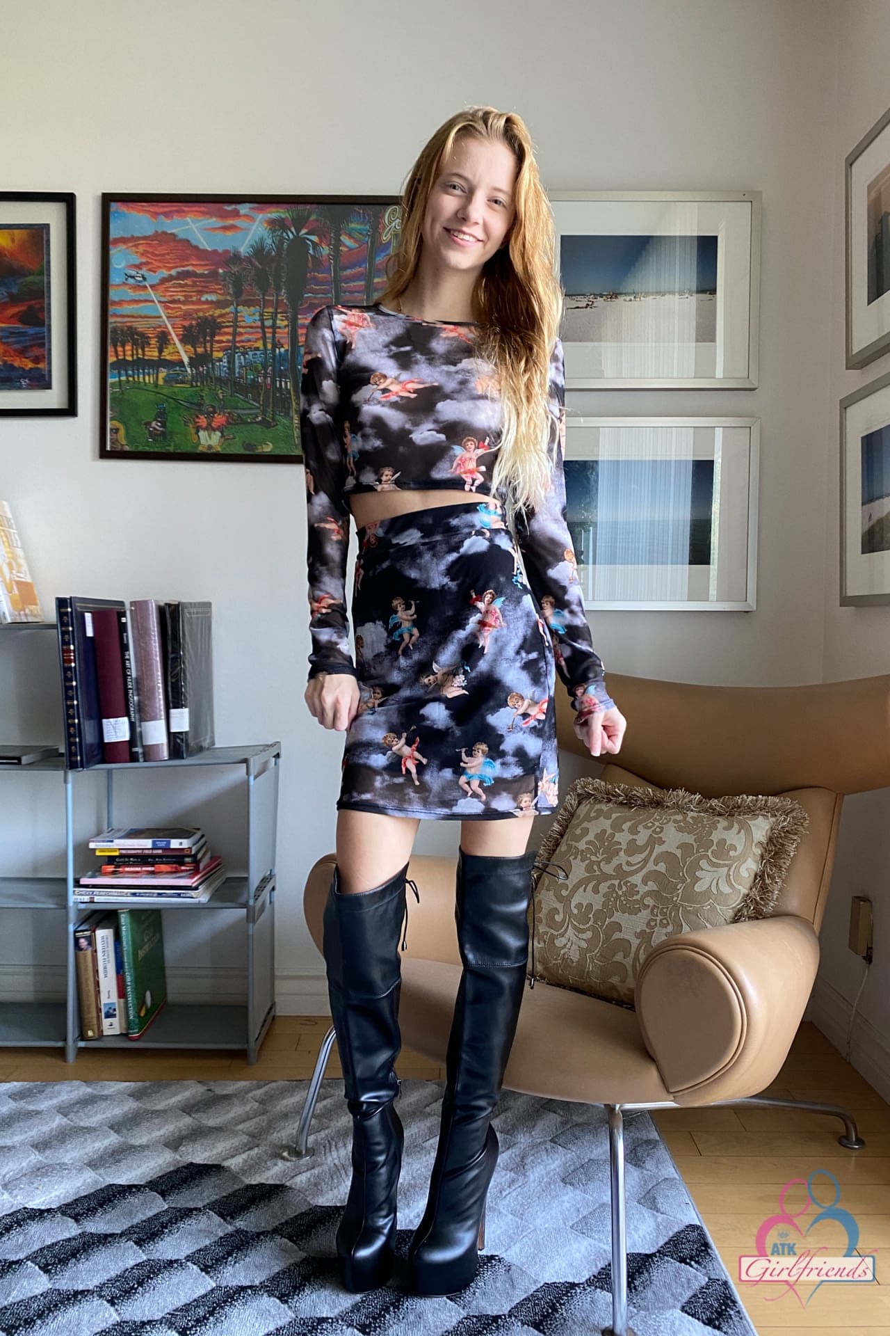 业余的女朋友莱利星显示她浮肿的猫和惊人的战利品