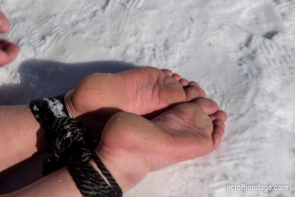 布鲁内特 BBW 在雪地里裸体赤脚摆姿势时挣脱球塞和绳索