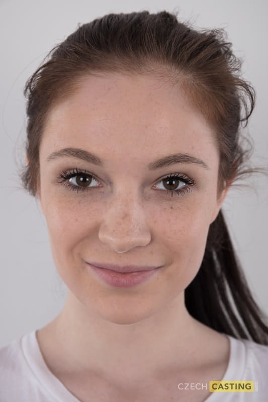 高个子少女 Denisa 赤身裸体参加模特演出，展示光秃秃的阴部