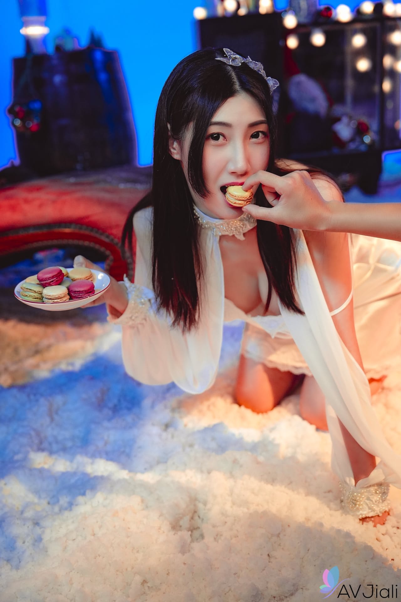 甜美的亚洲宝贝 Li Er 展示她的大奶子，并从后面被撞击