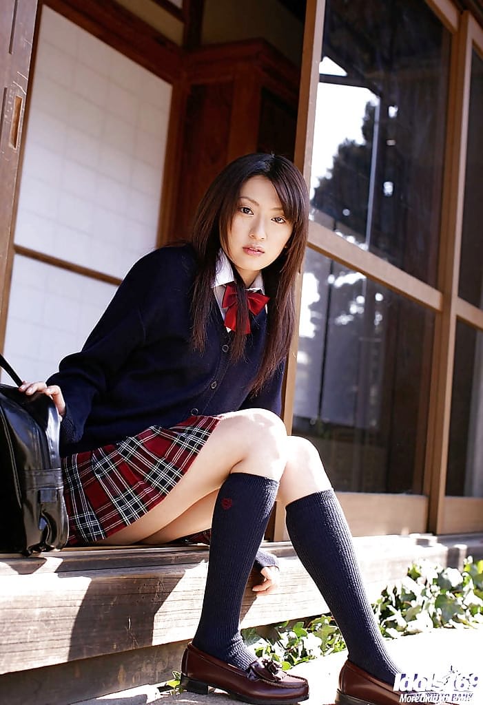 亚洲女学生 Misa Shinozaki 隔着内裤玩弄阴茎