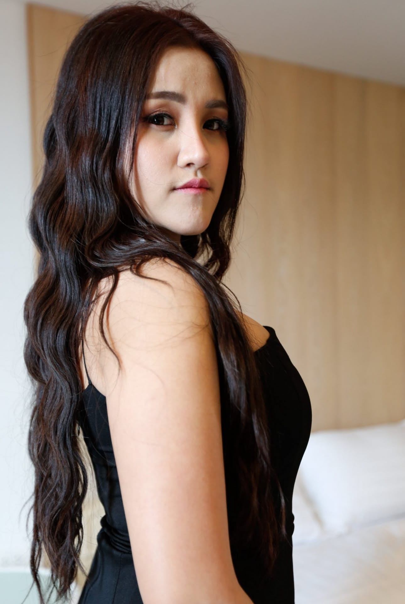 美丽的亚洲女孩 Zin 在为 POV 性爱脱衣时展示她的大奶子