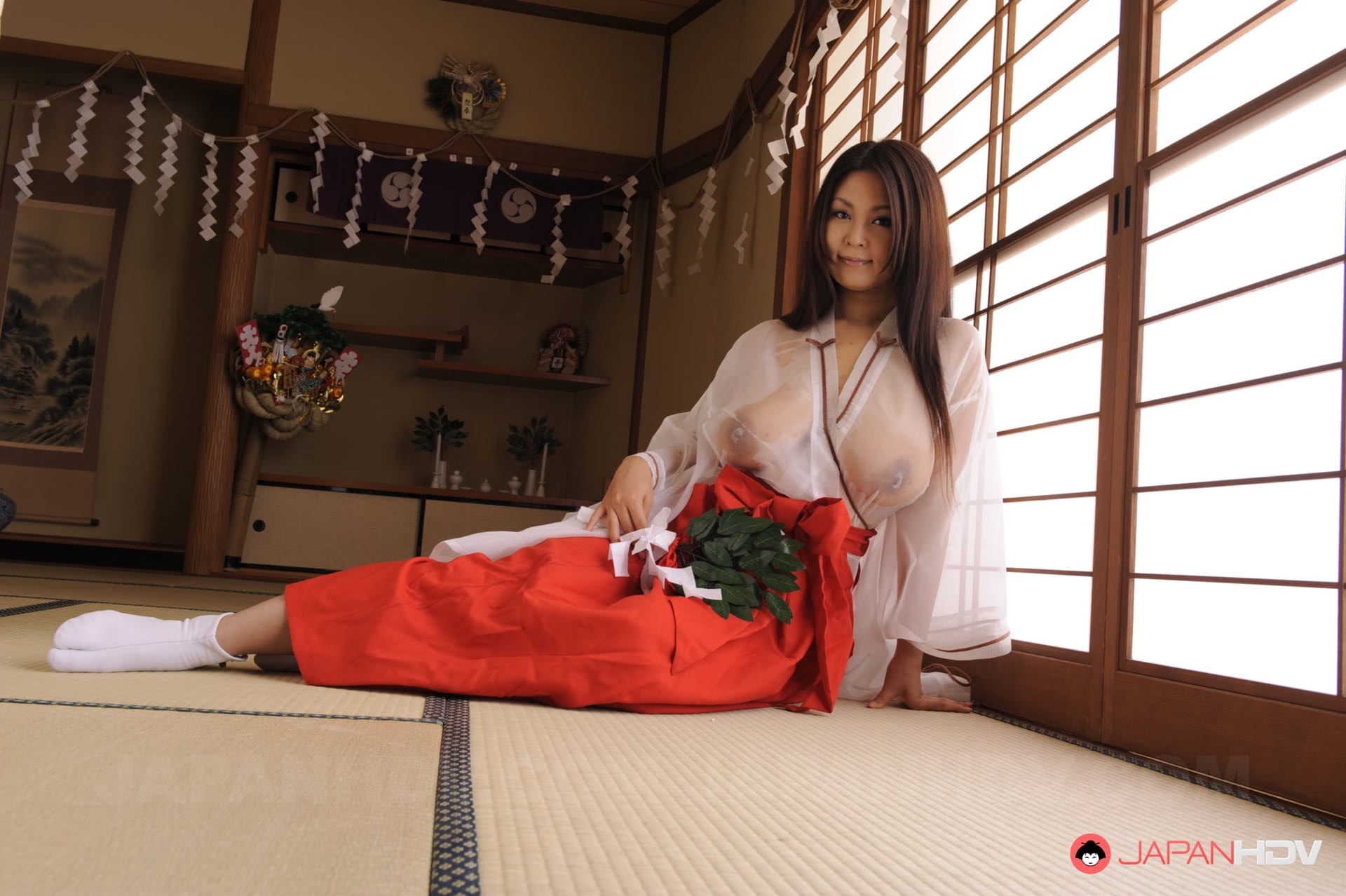日本熟女爱丽·爱以诱人的姿态全裸出镜