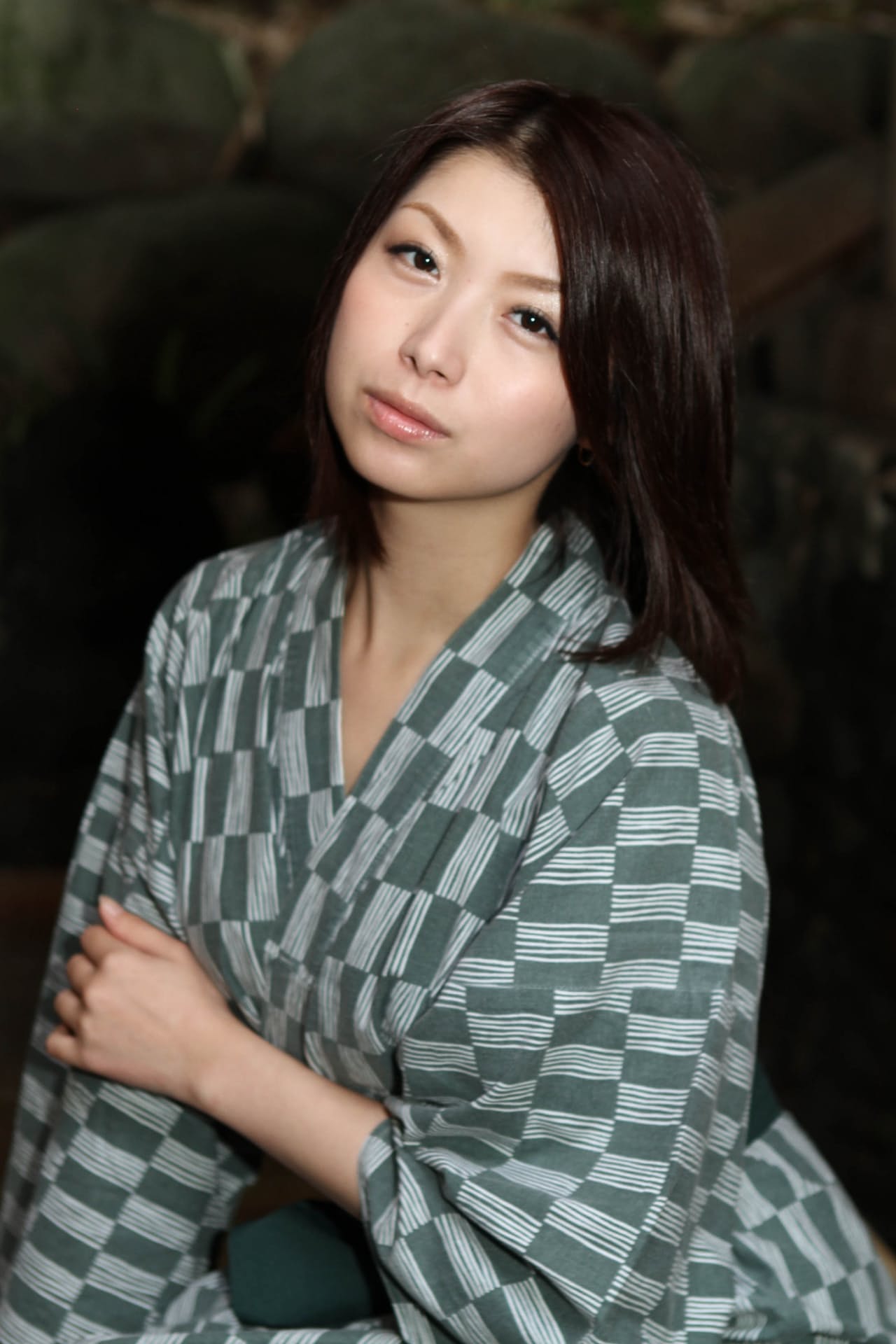 黑发亚洲美女在户外炫耀丰满的乳房和全天然的身材