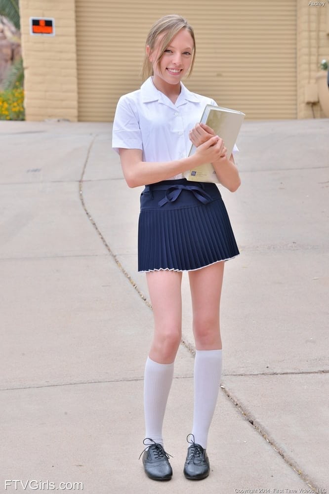 美味的金发女学生喜欢张开她的阴道并冲撞它