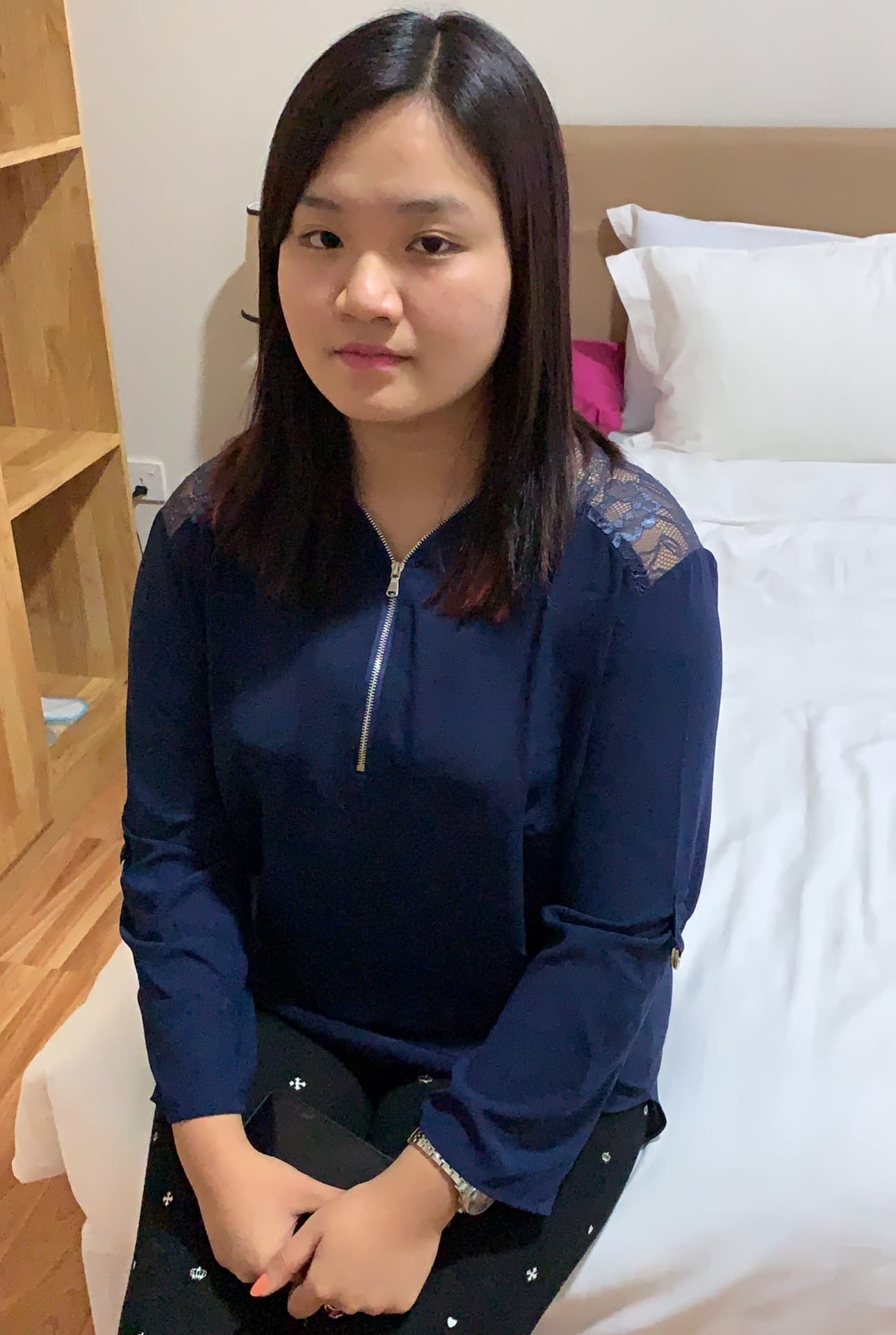业余亚洲宝贝 Ray B 在 POV 中暴露她的大奶子并吸吮鸡巴