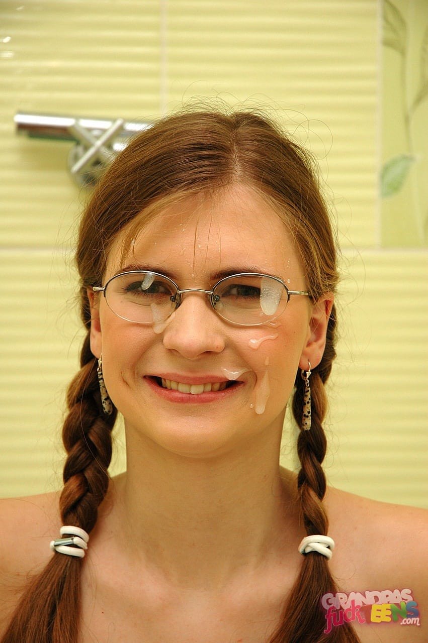 长着小辫子、奶子很小的少女 Katinka 被老人操得嗷嗷叫