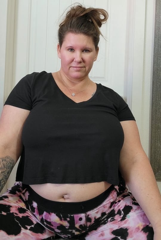 业余肥婆 Kris Ann 在铺有地毯的地板上全裸脱衣