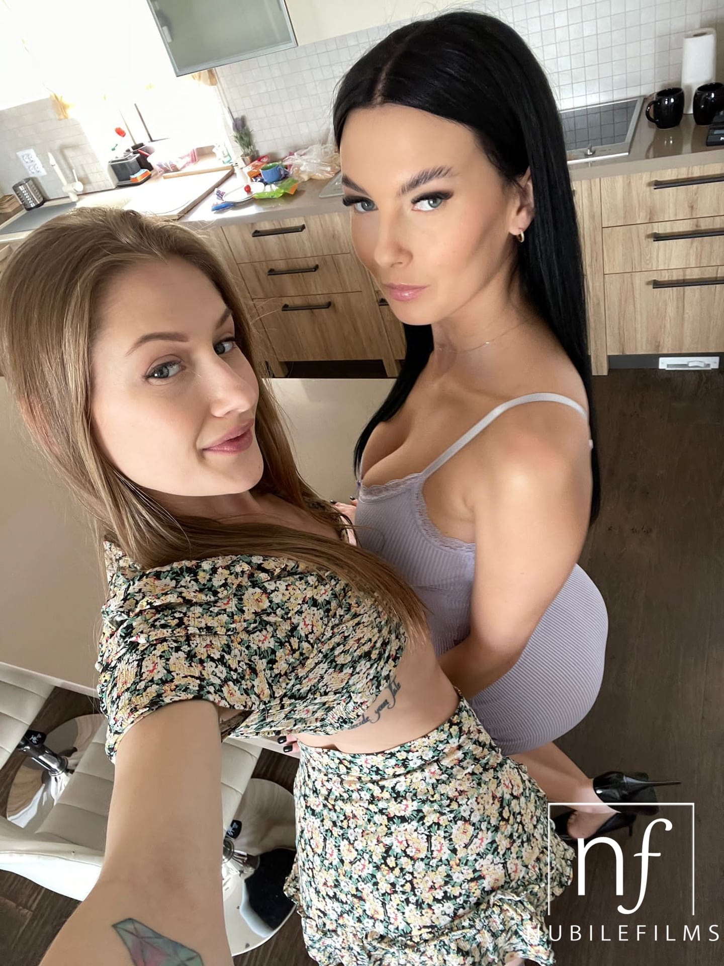娇小宝贝 Simon Kitty 和 Tiffany Tatum 疯狂四人组共享大鸡巴