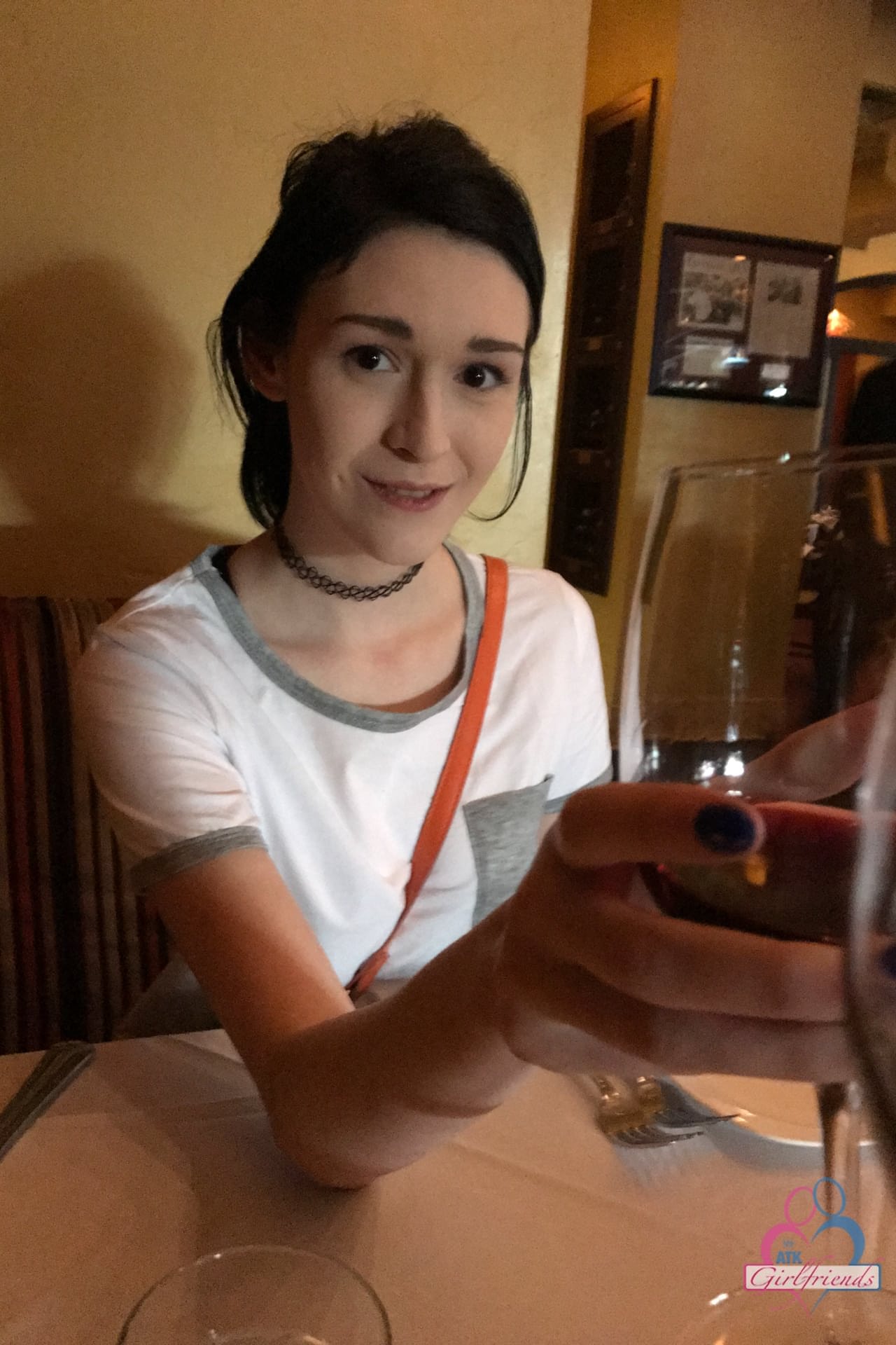 苗条的黑发业余常春藤光环闪烁她的热内衣&炫耀她性感的腿