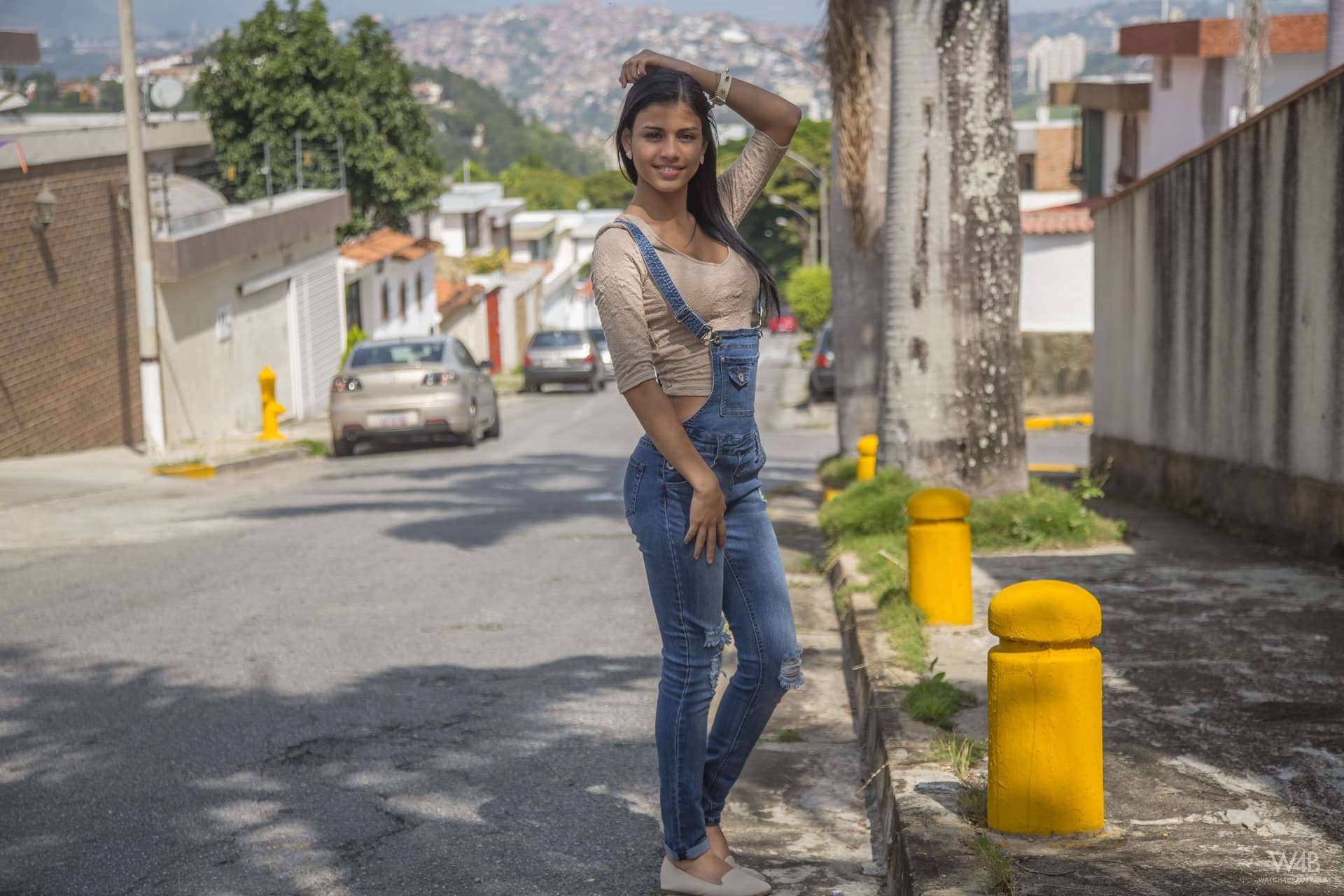 拉丁甜美少女 Denisse Gomez 穿着牛仔裤展示迷人身材