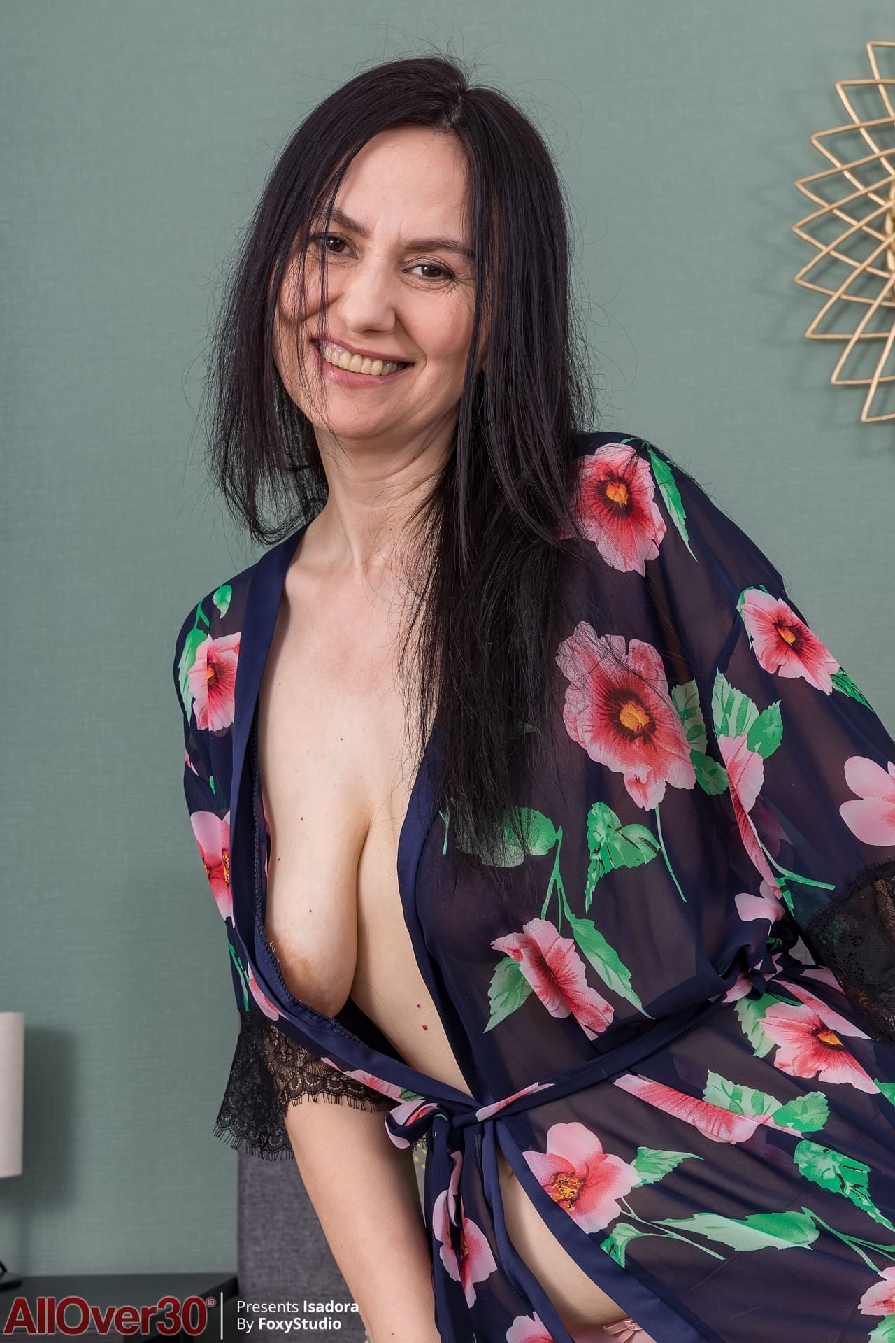 下垂的大奶子和巨大奶头的饥渴妈妈 Isadora 揉搓她的灌木丛