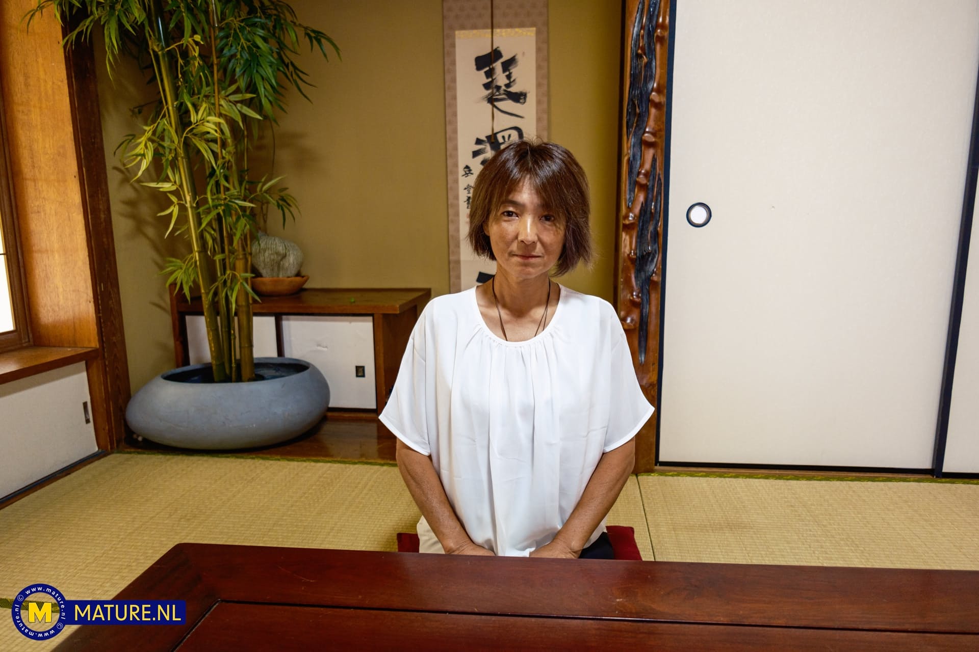 亚洲老太藤原麻美在地板上脱光衣服与男人对打