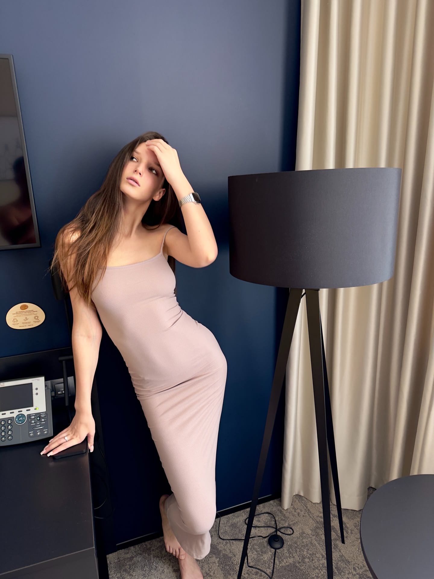 瘦瘦的 OnlyFans 少女 Koketo4ka 穿着紧身裙在办公室摆姿势