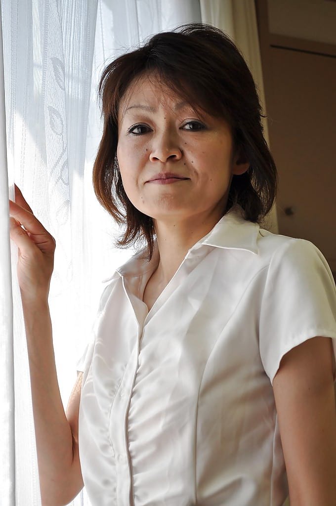 害羞成熟的亚洲女士Takako Kumagaya脱衣服和传播她的腿