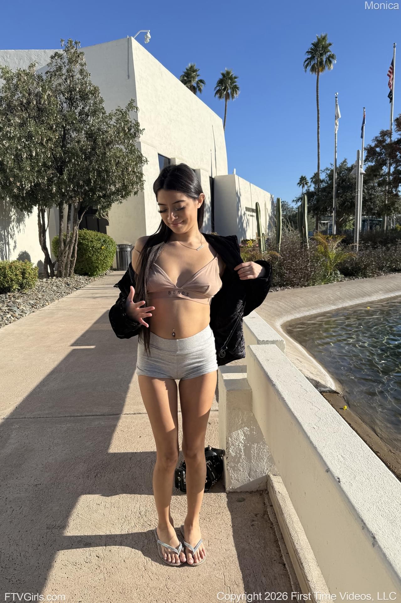 娇小尤物莫妮卡在户外展示她的小巧乳房和剃光的阴户