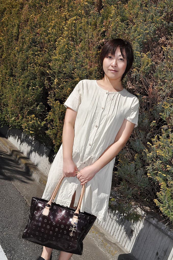 胖胖的亚洲MILF岛谷雅惠脱衣服玩自己
