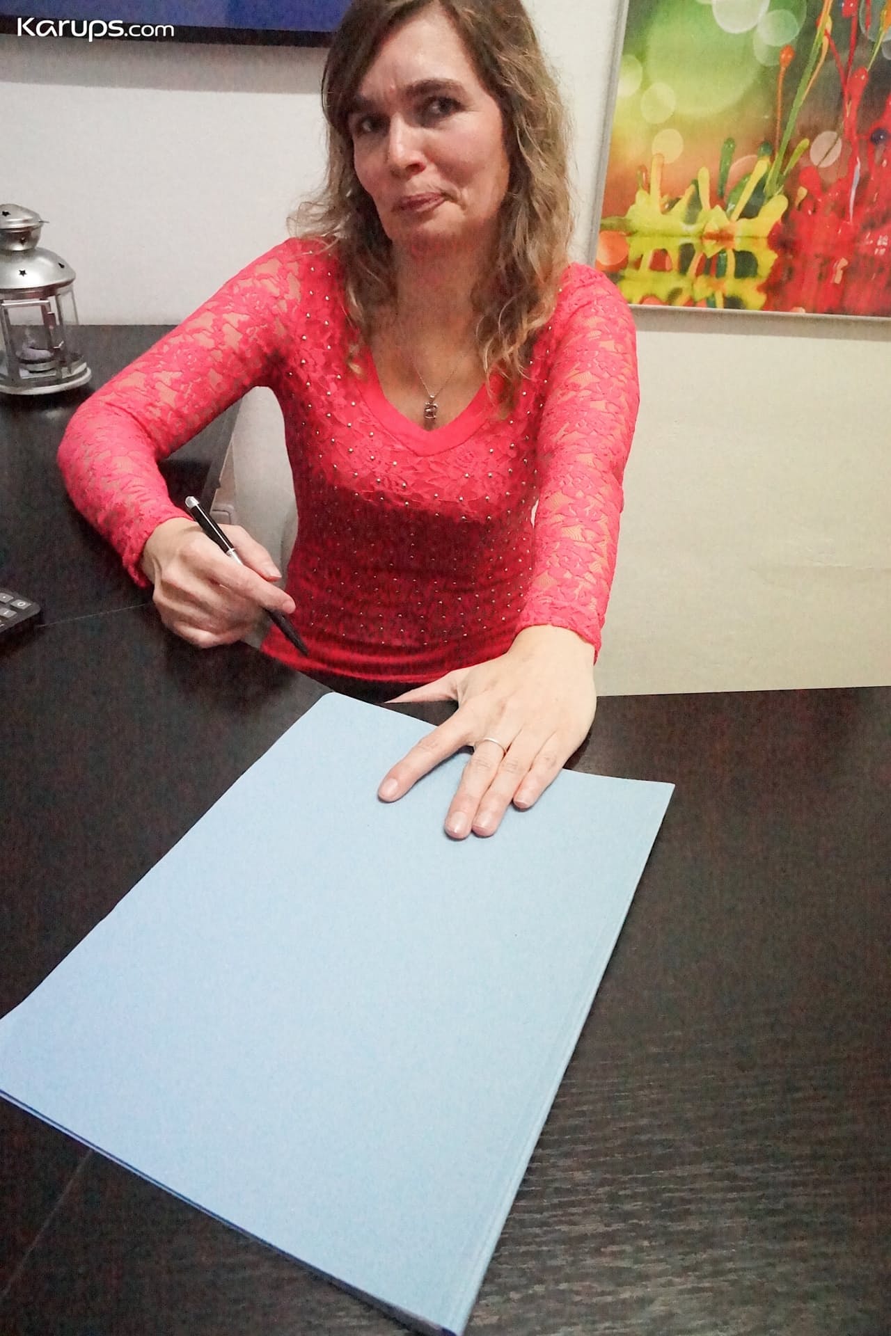 MILF Jolynn Shane 在办公室抚摸剃光的阴部并炫耀大奶子