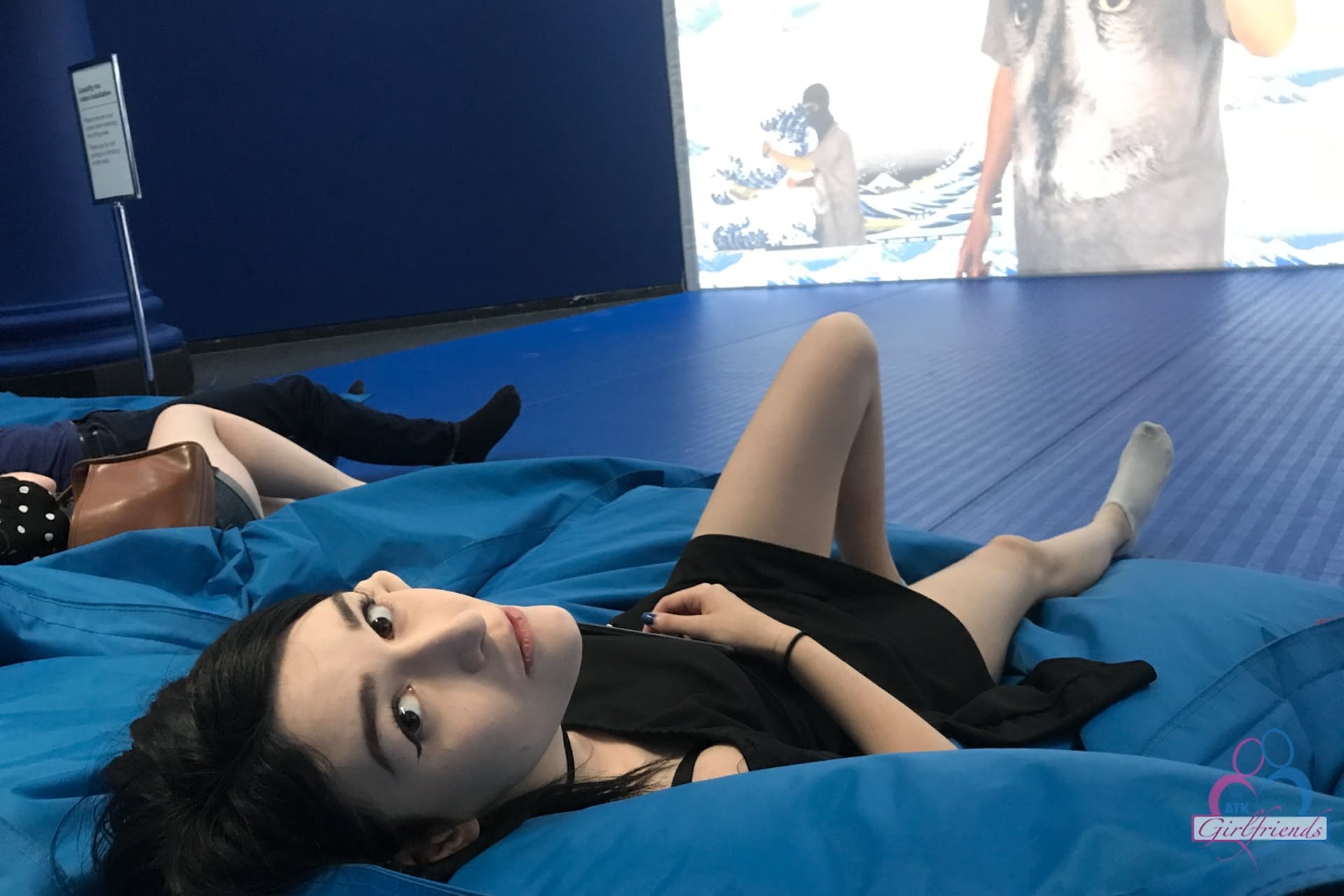 苗条的黑发业余常春藤光环闪烁她的热内衣&炫耀她性感的腿