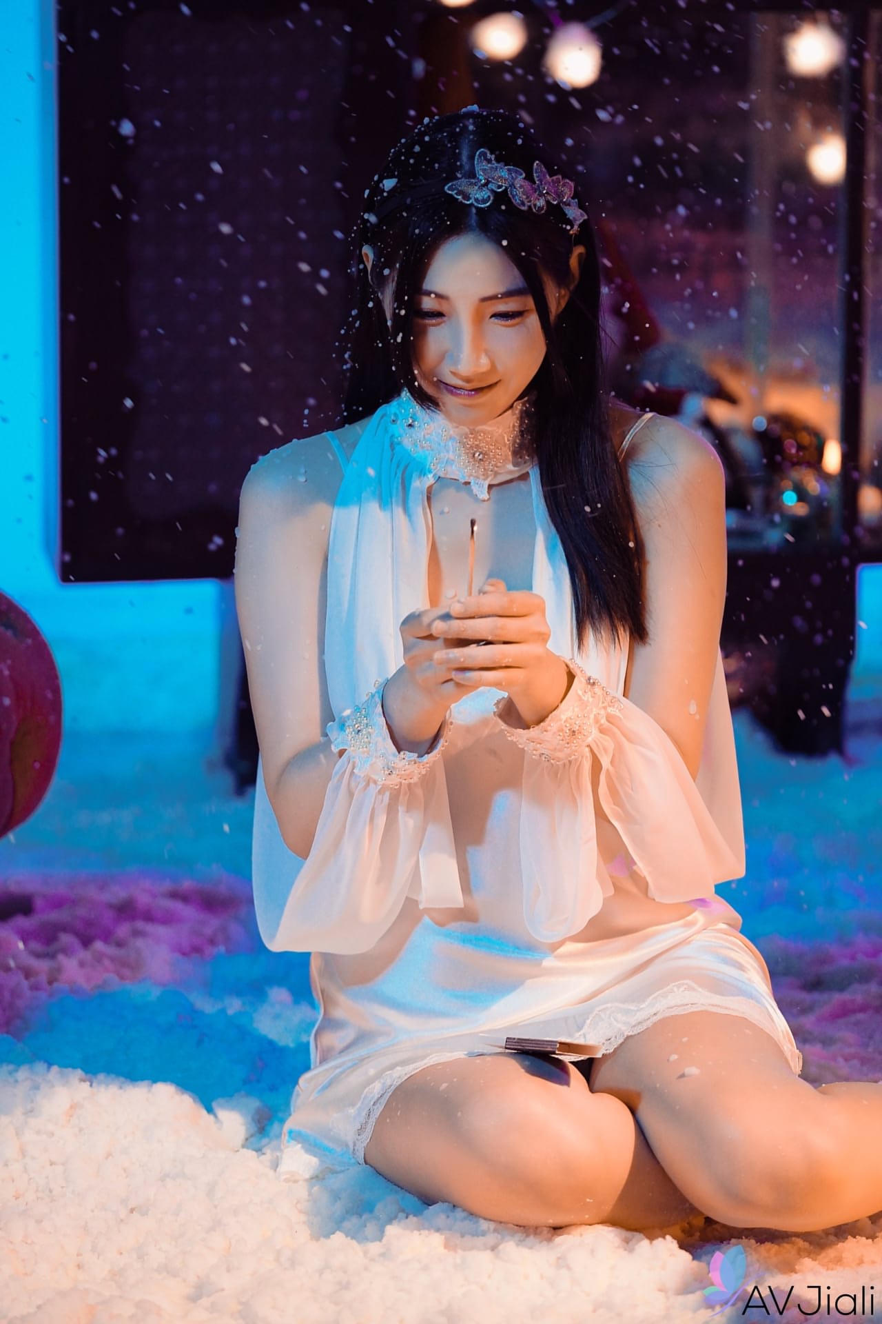 甜美的亚洲宝贝 Li Er 展示她的大奶子，并从后面被撞击