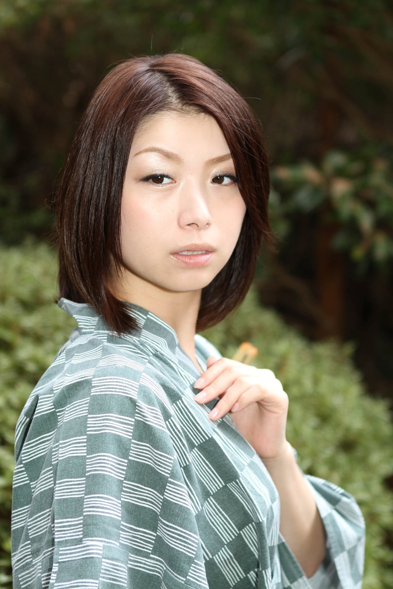 黑发亚洲美女在户外炫耀丰满的乳房和全天然的身材
