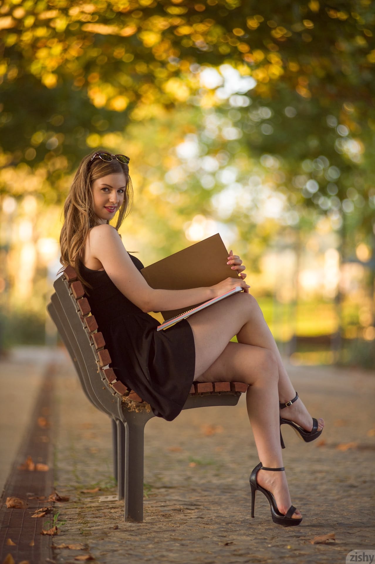 英国少女斯特拉-考克斯（Stella Cox）露出天然大奶子，在床上摆出赤裸上身的姿势