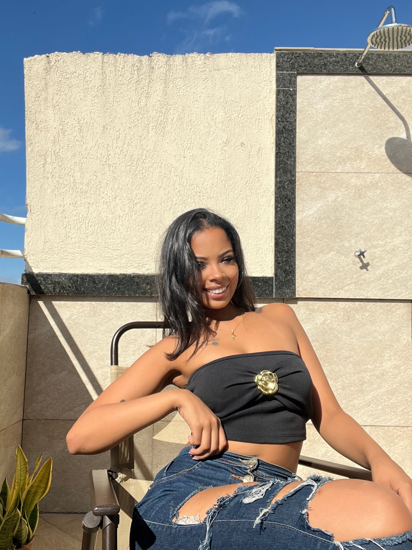 OnlyFans辣妹拉丁裔玛丽安娜（Marianaa）在一段合集视频中展示了她的深V领口和丰臀