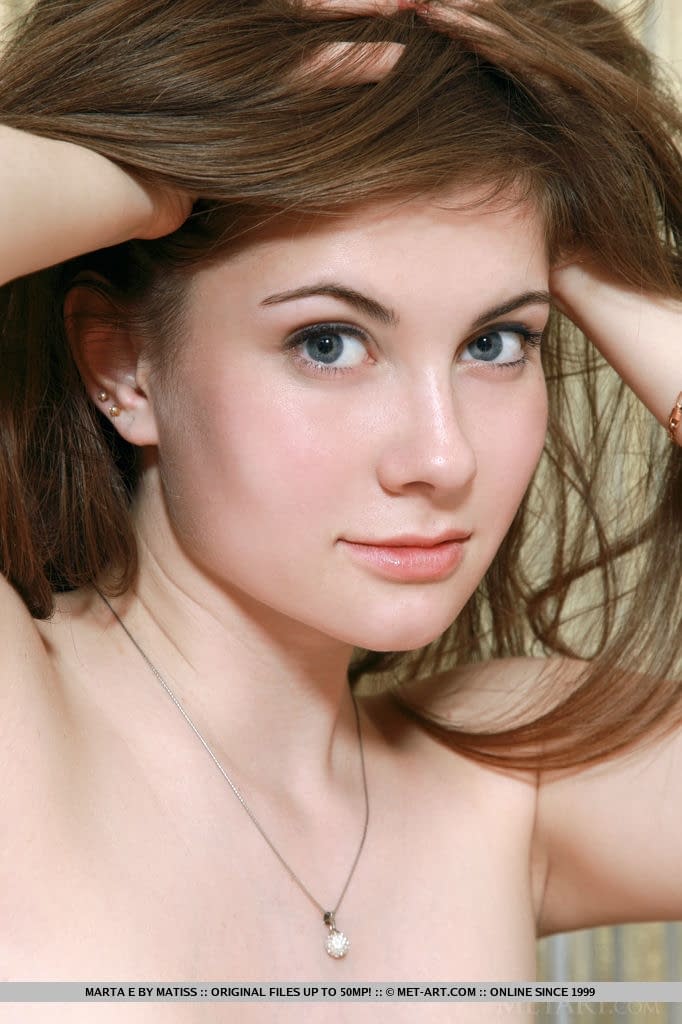 迷人的欧洲少女Marta E揭示了完整的全天然少女的乳房