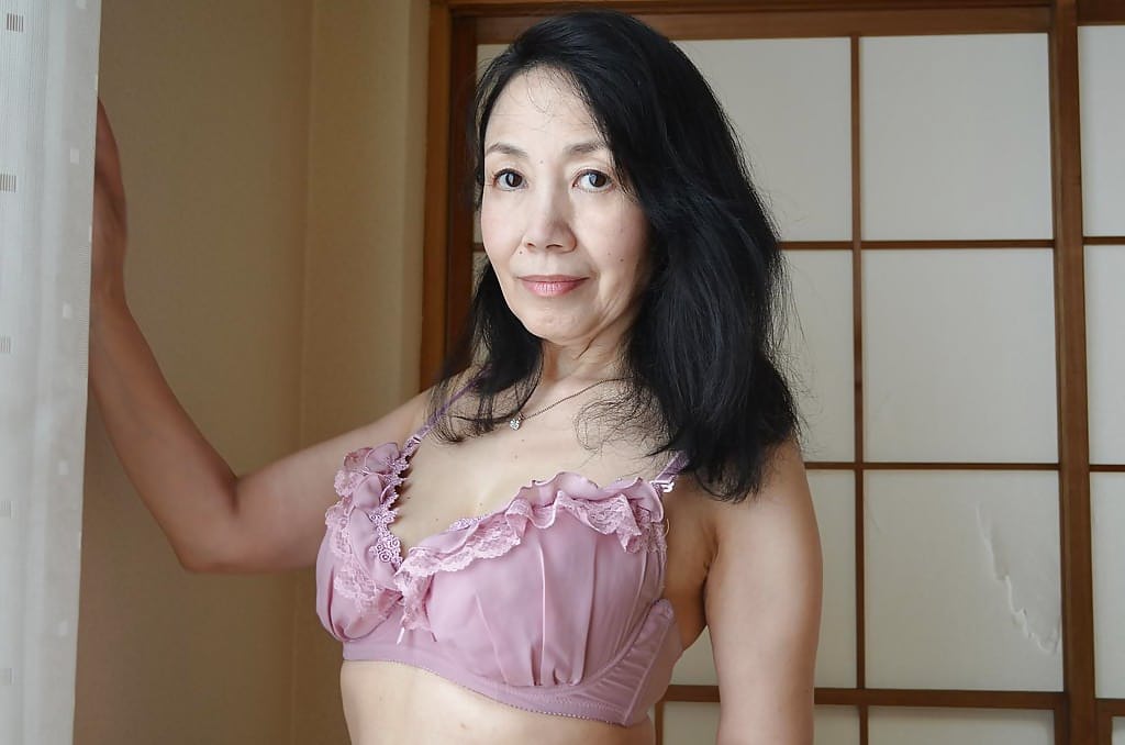 宫高刚子脱衣后张开成熟多毛的亚洲阴户