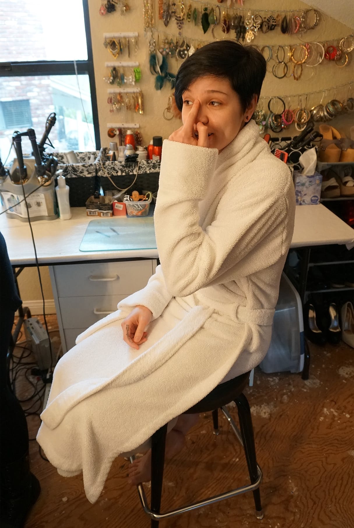 短发辣妹 Cadey Mercury 在单人撩拨中露出小乳房
