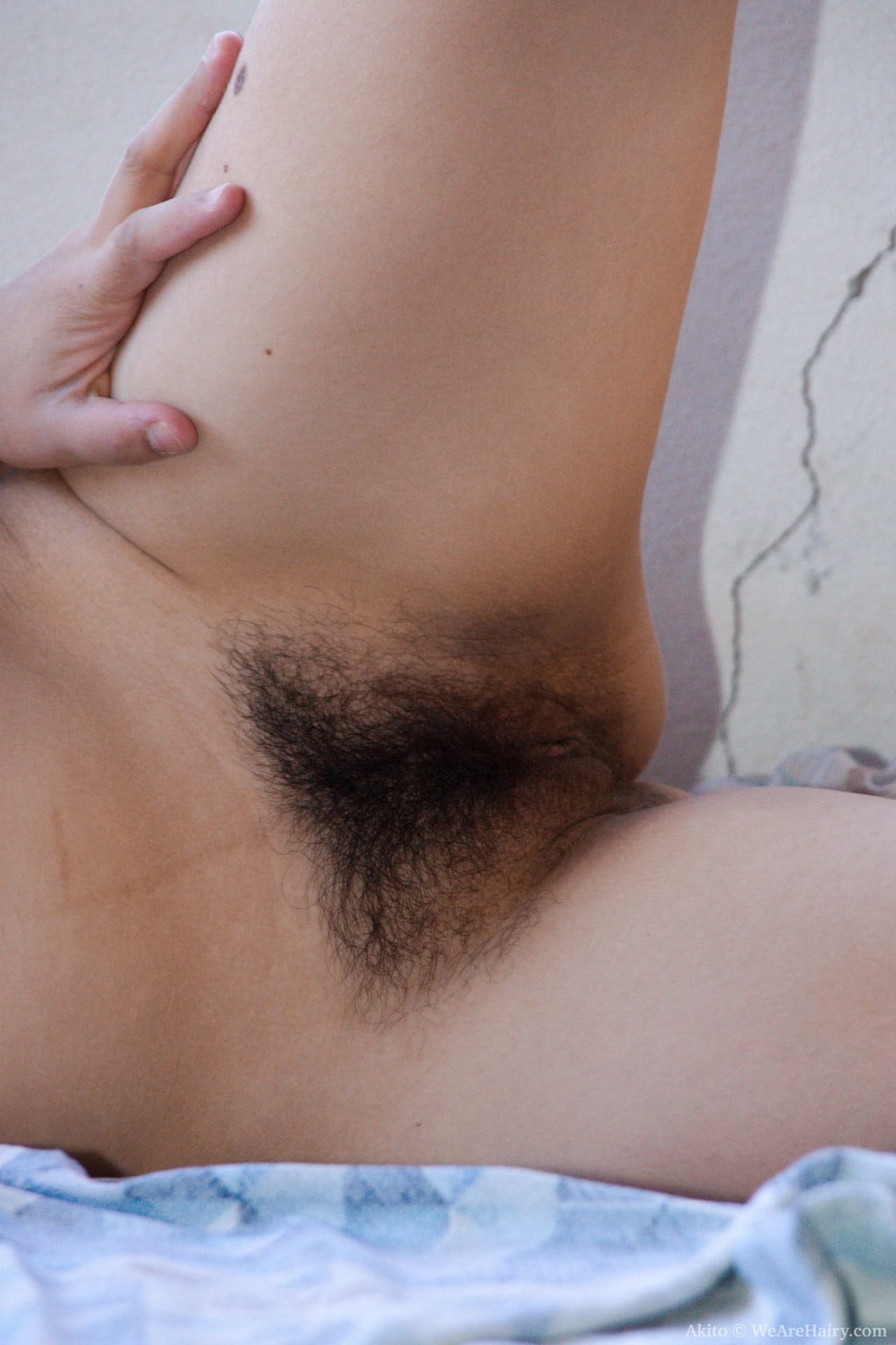 业余宝贝 Akito 暴露她的大乳房和毛茸茸的阴部