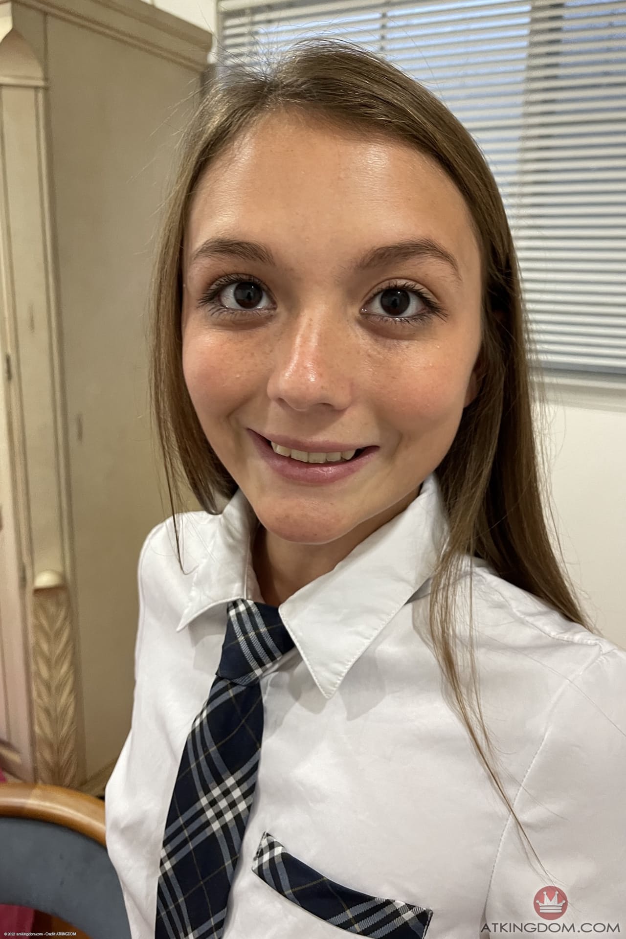 可爱的业余少女 Mira Monroe 近距离展示她的大屁股和小穴