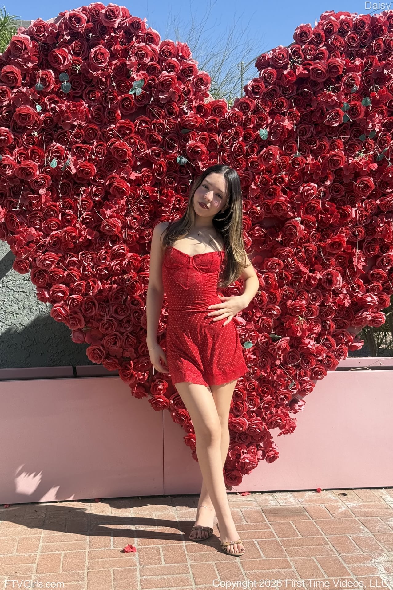 性感业余模特黛西脱衣，展示她的小巧乳房和大屁股