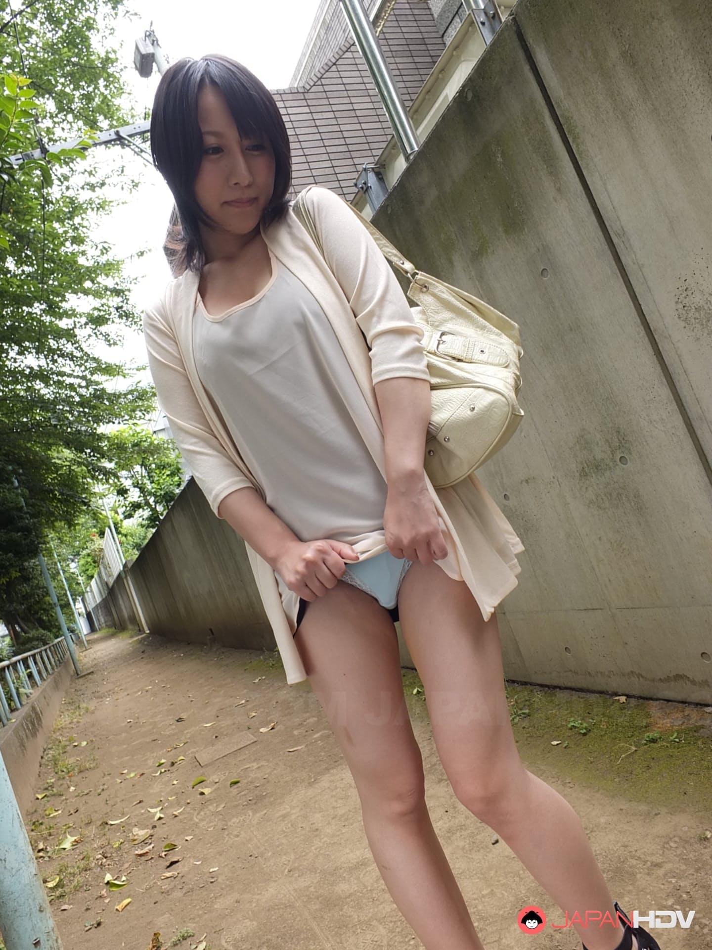 日本巨乳女星星崎由奈（Yuna Hoshizaki）向公众展示她的巨乳