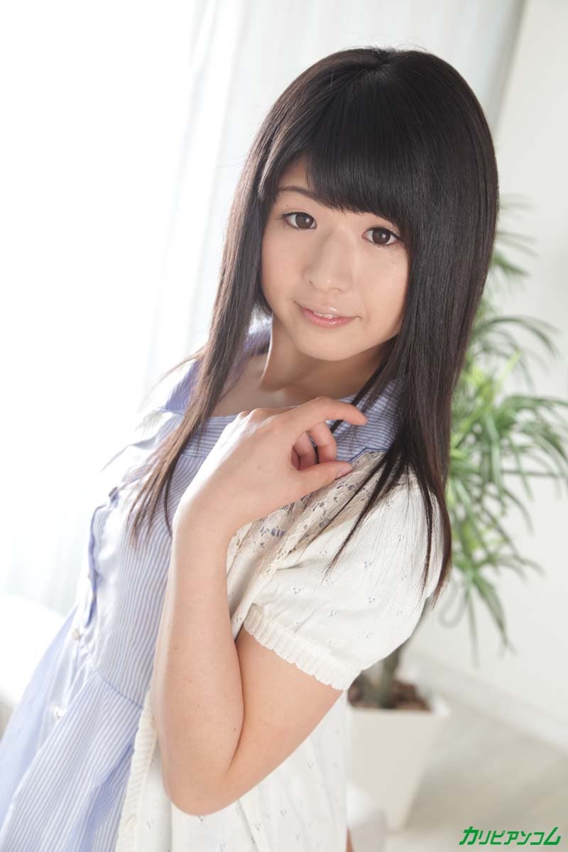 年轻的亚洲女孩 Yuki Shina 被黑色肉棒舔舐着美味的阴部